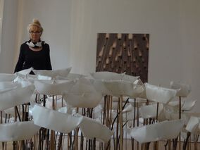 Tina Schwichtenberg , vor ihrer Installation 'Lampedusa', 2016 (Foto: © Rolf Johanning) Tina Schwichtenberg , vor ihrer Installation 'Lampedusa', 2016 (Foto: © Rolf Johanning)