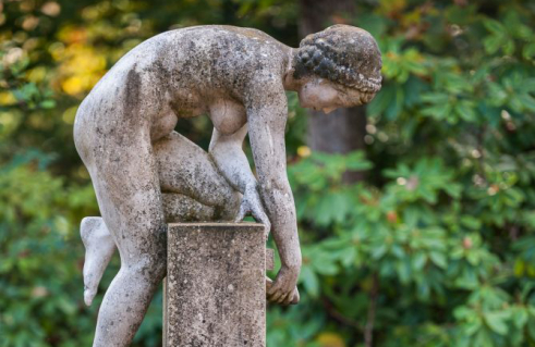 Wasserschöpfendes Mädchen