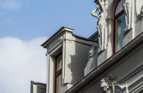 Unbekannter Künstler, Fassadenschmuck Hermen, Karyatide, Maskarons (Foto: Jörg Schwarze)