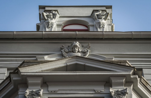 Unbekannter Künstler, Fassadenschmuck Hermen, Karyatide, Maskarons (Foto: Jörg Schwarze)