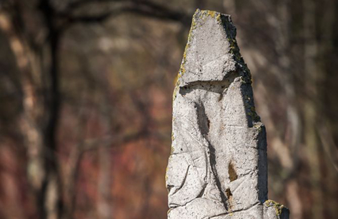 Wolf Leo, Gedenkstele Todesmarsch II/Wegzeichen – Lehm Beton Projekt (Foto: Jörg Schwarze)