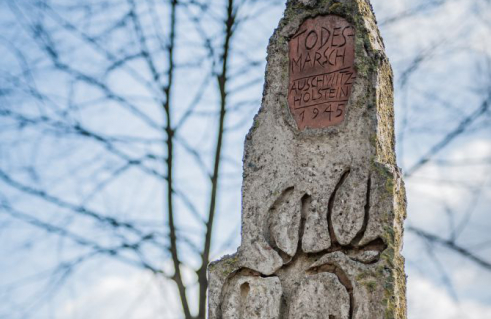 Wolf Leo, Gedenkstele Todesmarsch II/Wegzeichen – Lehm Beton Projekt (Foto: Jörg Schwarze)