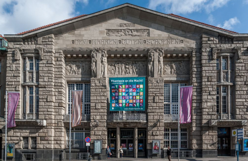 Georg Roemer und Karl Weinberger, Fassadenbekleidung Stadttheater: Apoll und die Musen, Tragödie, Komödie, Karyatiden, Atlanten (Foto: Jörg Schwarze)