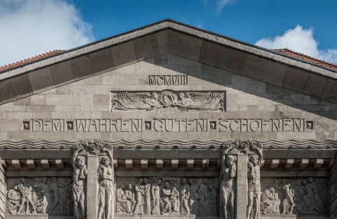 Fassadenbekleidung Stadtheater: Apoll und die Musen, Tragödie, Komödie, Karyatiden, Atlanten