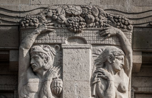 Georg Roemer und Karl Weinberger, Fassadenbekleidung Stadttheater: Apoll und die Musen, Tragödie, Komödie, Karyatiden, Atlanten (Foto: Jörg Schwarze)