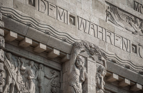 Georg Roemer und Karl Weinberger, Fassadenbekleidung Stadttheater: Apoll und die Musen, Tragödie, Komödie, Karyatiden, Atlanten (Foto: Jörg Schwarze)