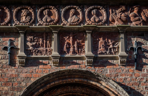 Gesetz und Gnade, Brustbilder der Propheten Joel und Daniel, Porträtmedaillons