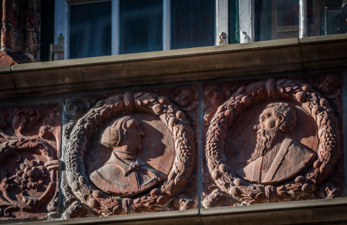 Statius von Düren (Werkstatt), Gesetz und Gnade, Brustbilder der Propheten Joel und Daniel, Porträtmedaillons (Foto: Jörg Schwarze)