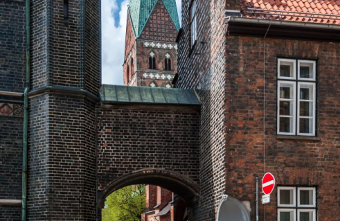 Otto Mantzel, Rathaus, Kämpferreliefs – Rekonstruktionen (Foto: Jörg Schwarze)