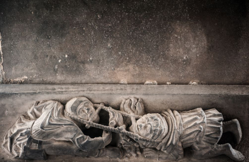 Rathaus, Kämpferreliefs – Rekonstruktionen
