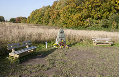 Bentien „Der Steinmetz“, Gedenkstein für die Seebestatteten (Foto: Nils Bergmann)