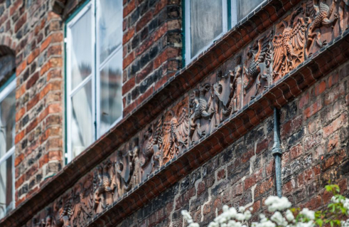 Statius von Düren (Werkstatt), Wappenfries Lübecker Doppeladler, Lübecker Wappen, Mecklenburgischer Greif (Foto: Jörg Schwarze)