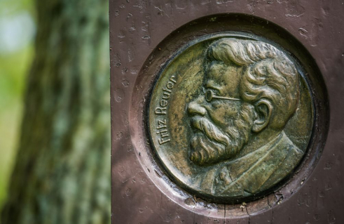 Unbekannter Künstler, Gedenkstele Fritz Reuter (Foto: Jörg Schwarze)