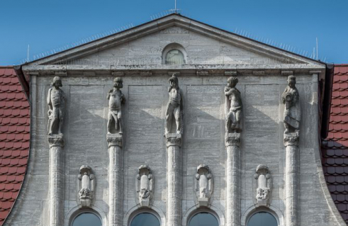 Unbekannter Künstler, Giebelschmuck Die fünf Kontinente (Foto: Jörg Schwarze)