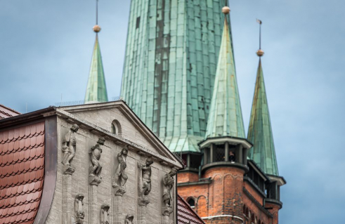 Unbekannter Künstler, Giebelschmuck Die fünf Kontinente (Foto: Jörg Schwarze)