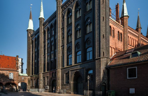 Rathaus, Nordfassade mit Portal