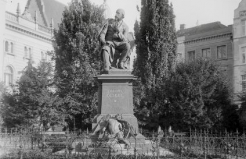 Hermann Volz, Geibel-Denkmal auf dem Koberg (Foto: Fotoarchiv der Hansestadt Lübeck)
