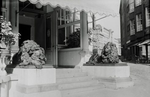 Christian Daniel Rauch, Schlafender und Wachender Löwe vor dem Hotel Stadt Hamburg am Klingenberg (Foto: Fotoarchiv der Hansestadt Lübeck)