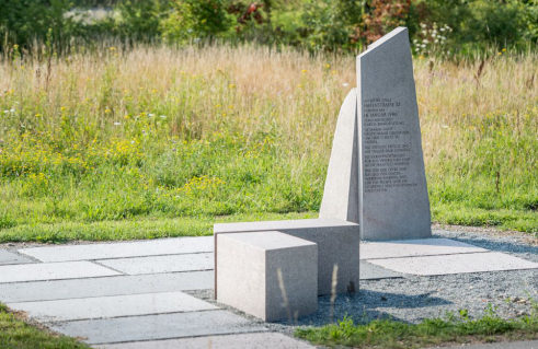 natursteinwolf, Gedenkstein für die Opfer des Lübecker Brandanschlags (Foto: Jörg Schwarze)