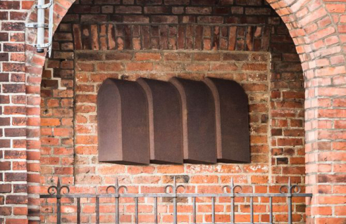 Vier Kirchen / Kreuzweg, 2. Station und Kreuzpunkt mit dem Märtyrerweg