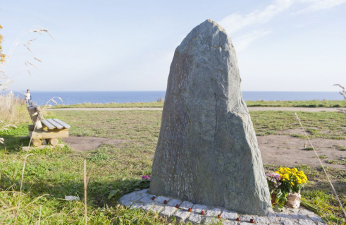 Bentien „Der Steinmetz“, Gedenkstein für die Seebestatteten (Foto: Nils Bergmann)