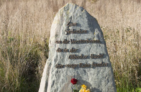 Bentien „Der Steinmetz“, Gedenkstein für die Seebestatteten (Foto: Nils Bergmann)