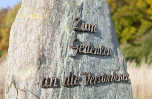 Bentien „Der Steinmetz“, Gedenkstein für die Seebestatteten (Foto: Nils Bergmann)