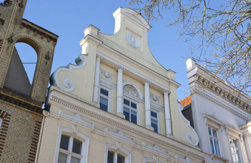 Unbekannter Künstler, Giebelschmuck Poesie (Foto: Nils Bergmann)