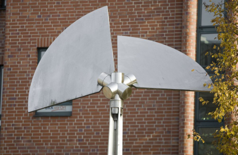 Rolf Lieberknecht, Windkinetische Skulptur mit zwei Kreissegmenten (Foto: Nils Bergmann)