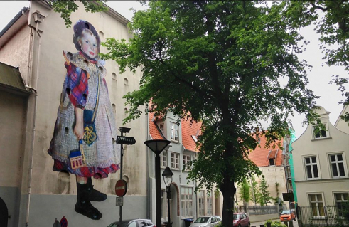 Mädchen, Outing aus dem Gemälde „Kind im Spielzimmer“ von Eduard Linde-Walther