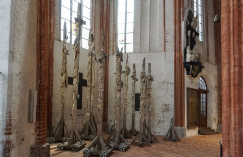 Verletzungen – Verbindungen. Vierzehn gebrochene Kreuze