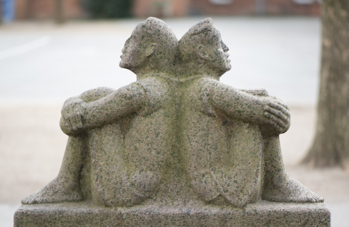 Unbekannter Künstler, Junge und Mädchen (Foto: Jan Petersen)