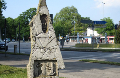 Wolf Leo, Gedenkstele Todesmarsch I/Wegzeichen – Lehm Beton Projekt