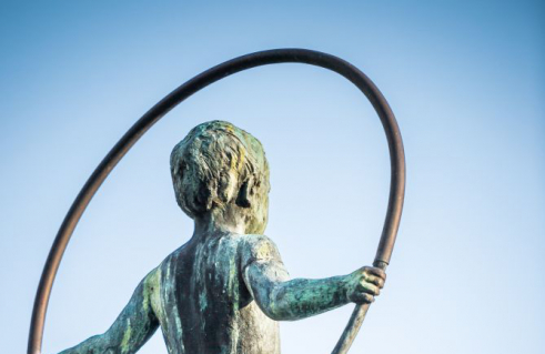 Hans Schwegerle, Knabe mit Reifen (Foto: Jörg Schwarze)