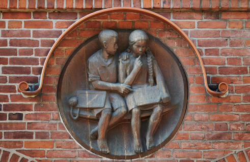 Junge und Mädchen bei den Schulaufgaben