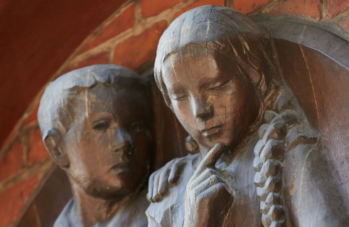 Erich Prüßing, Junge und Mädchen bei den Schulaufgaben (Foto: Jörg Schwarze)