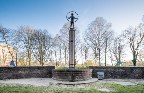 Hans Schwegerle, Knabe mit Reifen (Foto: Jörg Schwarze)