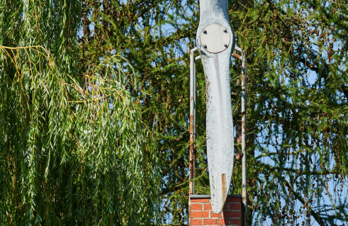 Unbekannter Künstler, Ehrenmal für die Kriegs- und Ziviltoten der Seeflugzeug-Erprobungsstelle (Foto: Jörg Schwarze)