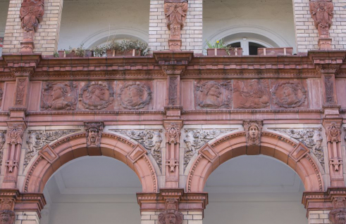 Statius von Düren (Werkstatt), Baukeramik Hermen, Kopffries (Foto: Nils Bergmann)