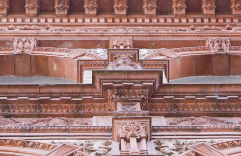 Statius von Düren (Werkstatt), Baukeramik Hermen, Kopffries (Foto: Nils Bergmann)