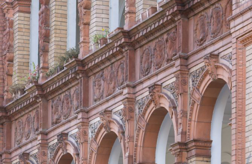 Statius von Düren (Werkstatt), Baukeramik Hermen, Kopffries (Foto: Nils Bergmann)