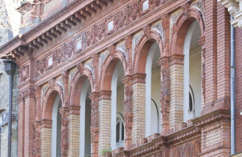 Statius von Düren (Werkstatt), Baukeramik Hermen, Kopffries (Foto: Nils Bergmann)