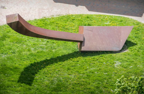 Franz Bernhard, Vitale Liegende (Foto: Jörg Schwarze)