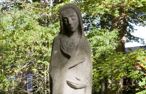 Ehrenmal für die Bombenopfer der Hansestadt Lübeck / Mutter mit Kindern