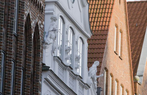 Dietrich Jürgen Boy, Giebelbekrönung Tugendallegorien (Foto: Nils Bergmann)