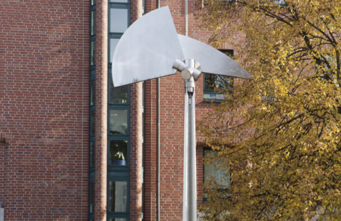 Rolf Lieberknecht, Windkinetische Skulptur mit zwei Kreissegmenten (Foto: Nils Bergmann)
