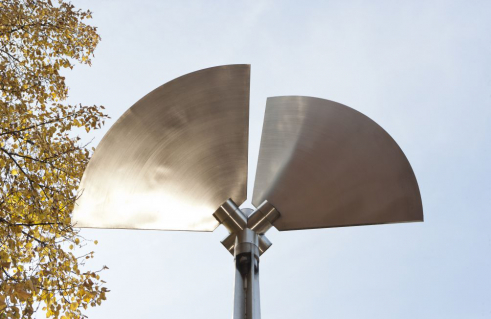Rolf Lieberknecht, Windkinetische Skulptur mit zwei Kreissegmenten (Foto: Nils Bergmann)