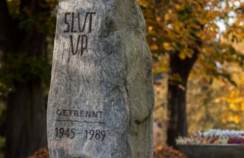 Unbekannter Künstler, Gedenkstein slut up (Foto: Jörg Schwarze)