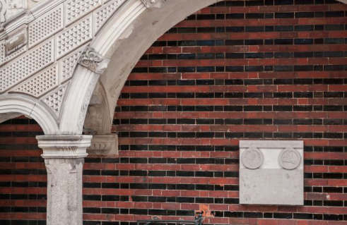 Thomas Helbing, Gedenktafel für den Lübecker Stadtgründer Graf Adolf II. von Schauenburg (Foto: Jörg Schwarze)