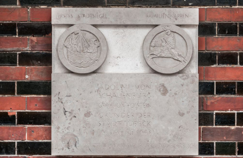 Thomas Helbing, Gedenktafel für den Lübecker Stadtgründer Graf Adolf II. von Schauenburg (Foto: Jörg Schwarze)